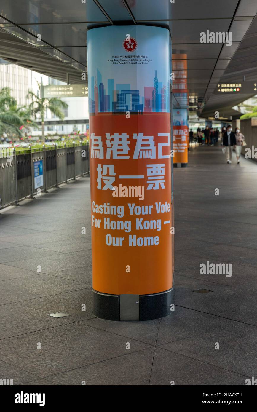 Firma pubblicitaria l'elezione del Consiglio legislativo di Hong Kong del 2021 che si terrà il 19th dicembre 2021, a Hong Kong Hong Kong, S.A.R. Hong Kong, 11 dicembre 2021. Rinviato a causa del Covid-19 e modifiche per sostenere il principio dei “patrioti che amministrano Hong Kong”. Le elezioni legislative del consiglio si svolgeranno il 19th dicembre (foto di Simon Jankowski/Sipa USA) Foto Stock