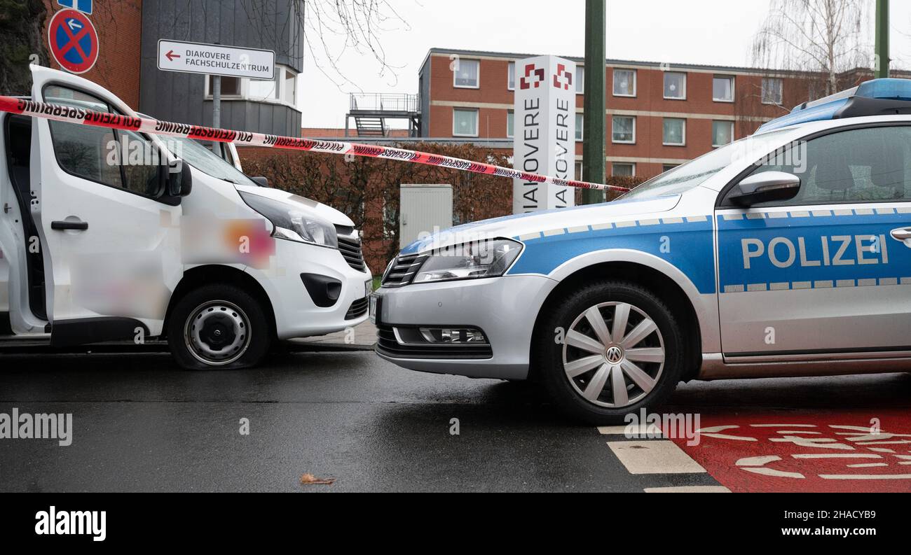 Hannover, Germania. 12th Dic 2021. Un furgone fermato dalla polizia si trova di fronte ad un'auto della polizia ad un incrocio. Durante il controllo di un'auto si è verificato un incidente con colpi sparati ad Hannover la domenica, secondo la polizia. Credit: Julian Stratenschulte/dpa - ATTENZIONE: La scritta pubblicitaria sul furgone è stata pixelata per motivi legali/dpa/Alamy Live News Foto Stock