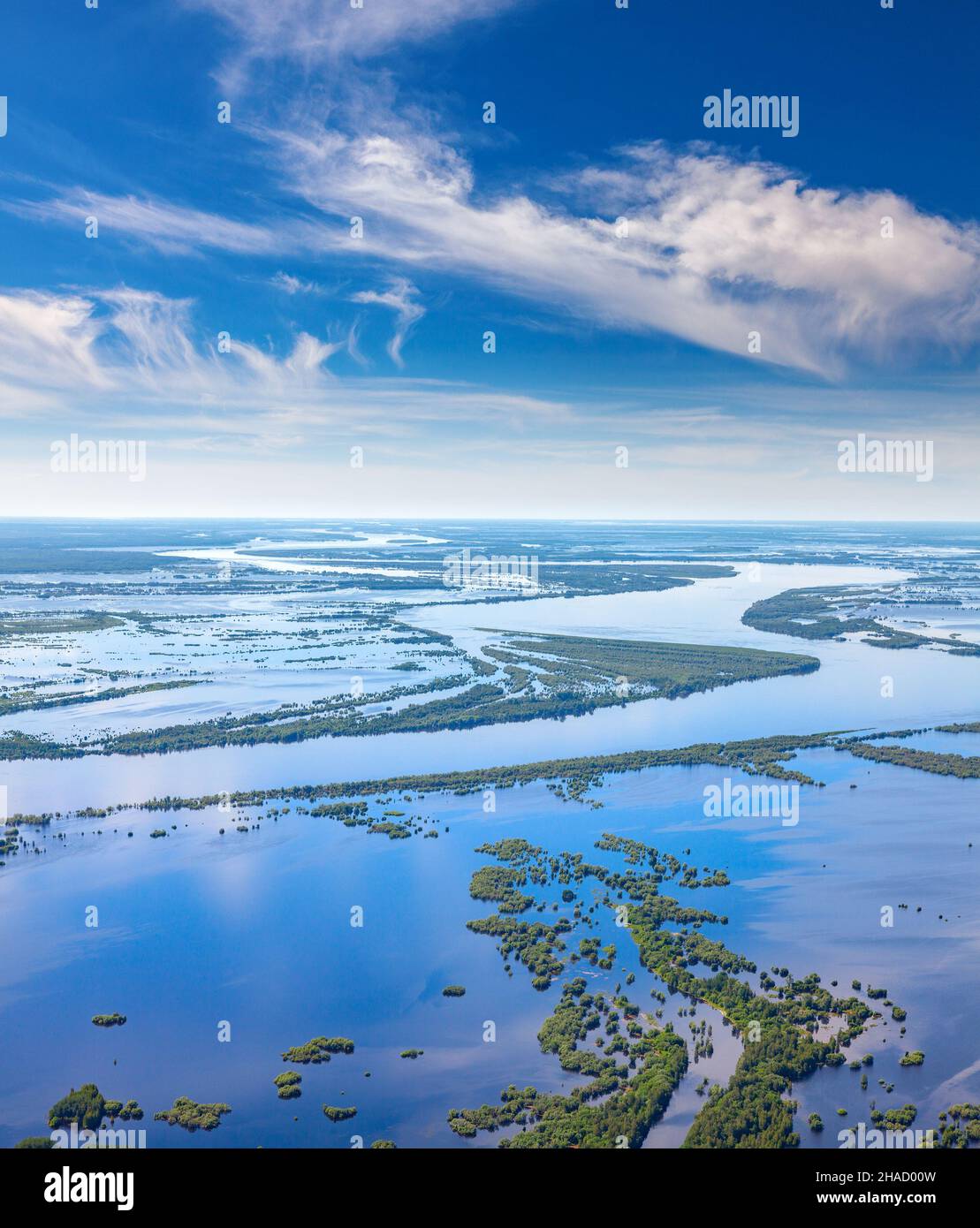 Fotografia aerea di alluvione del grande fiume durante la primavera Foto Stock