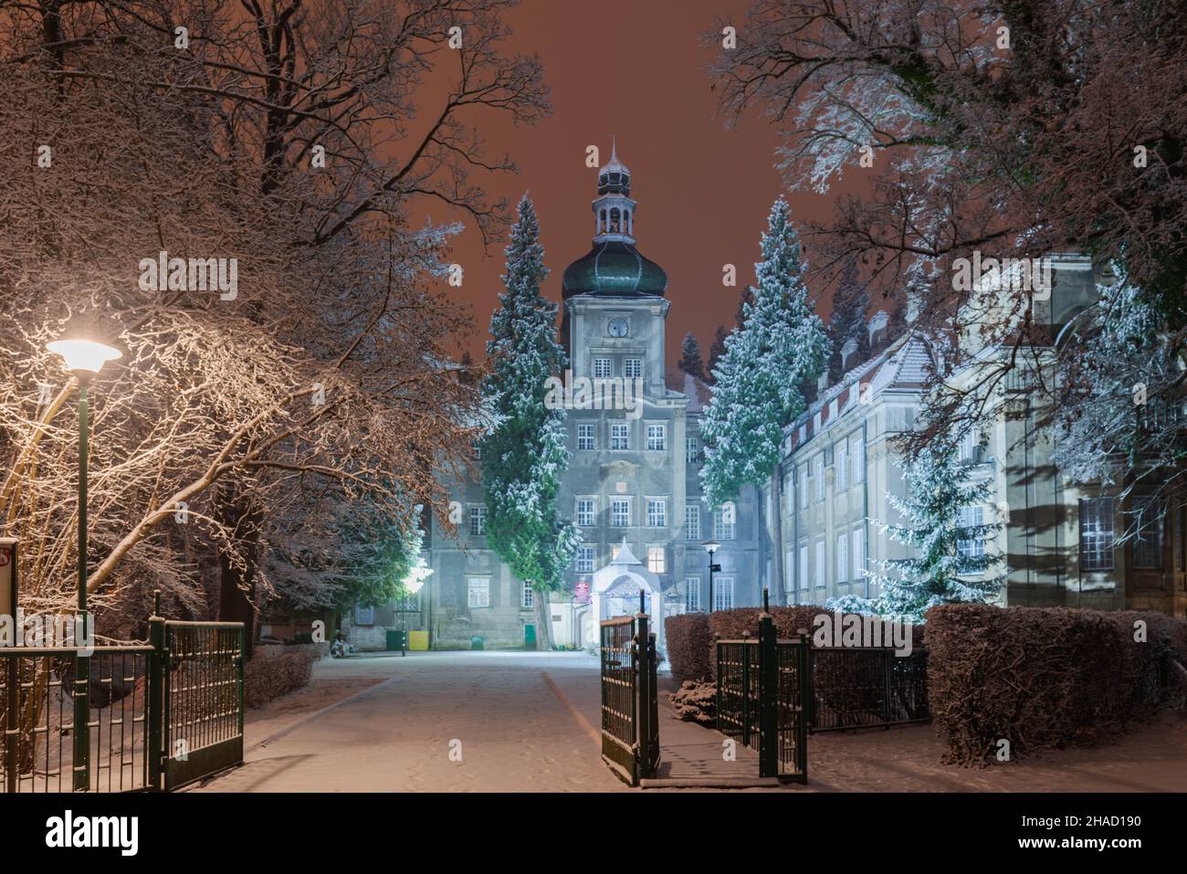 Il palazzo maniero nella città di Iłowa in Polonia in paesaggio invernale. Foto Stock