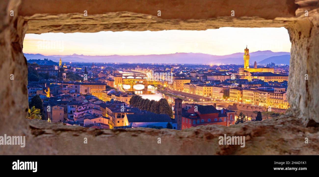Panorama cittadino di Firenze, vista panoramica serale attraverso la finestra in pietra, regione Toscana d'Italia Foto Stock