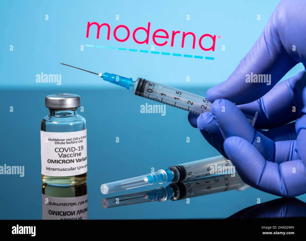 Morgantown, WV - 7 dicembre 2021: Bottiglia piccola di vaccino contro il coronavirus per la variante Omicron con siringa con sfondo del logo moderna Foto Stock