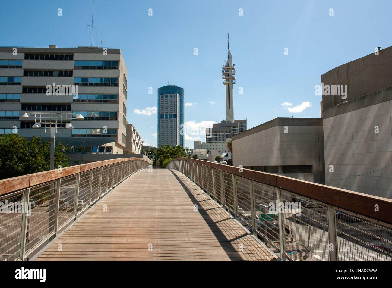 Tel Aviv, Ponte pedonale con il District Court sulla sinistra e il Museo d'Arte di Tel Aviv sulla destra Foto Stock