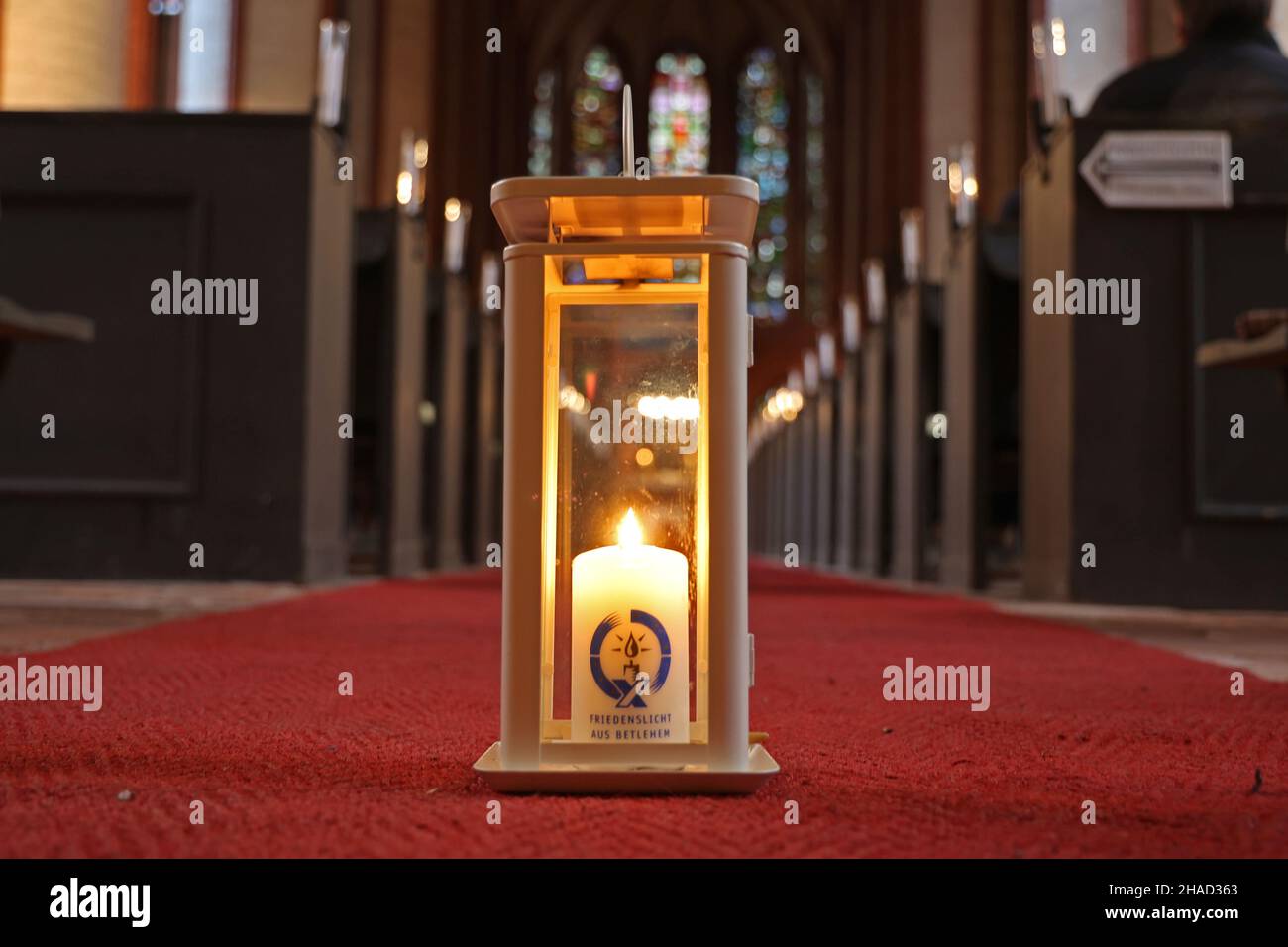 Stendal, Germania. 12th Dic 2021. La luce della Pace di Betlemme è in mostra durante l'invio del servizio presso la Cattedrale protestante di San Nicola. Più di 150 scout hanno dato l'esempio del dialogo interreligioso secondo il motto di quest'anno della luce della Pace "rete della Pace - una luce che collega tutti". Credit: Peter Gercke/dpa-Zentralbild/ZB/dpa/Alamy Live News Foto Stock