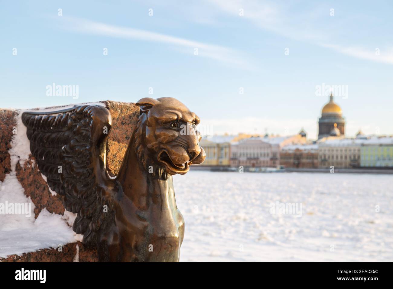 Figura di bronzo di un leone alato griffin sul molo dell'Embankment Universitario del fiume Neva. San Pietroburgo, Russia Foto Stock