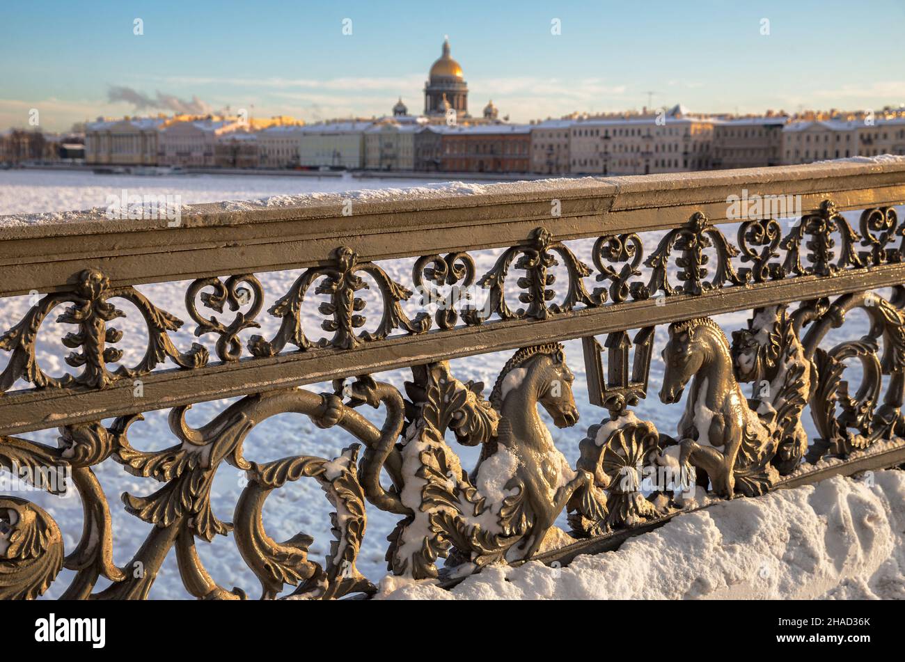 La recinzione del Ponte dell'Annunciazione (Blagoveshchensky, o Lieutenant Schmidt Bridge) è coperta di neve. San Pietroburgo, Russia Foto Stock