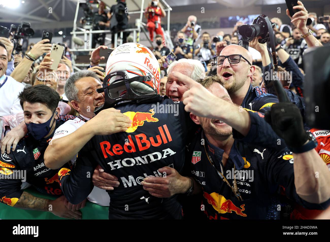 Abu Dhabi, Abu Dhabi. 12th Dic 2021. Vincitore della gara e campione del mondo Max Verstappen (NLD) Red Bull Racing festeggia a parc ferme con Masashi Yamamoto (JPN) Honda Racing F1 Managing Director; Dr Helmut Marko (AUT) Red Bull Motorsport Consultant; e la squadra. 12.12.2021. Formula 1 World Championship, Rd 22, Gran Premio di Abu Dhabi, Yas Marina Circuit, Abu Dhabi, Race Day. Il credito fotografico dovrebbe essere: XPB/Press Association Images. Credit: XPB Images Ltd/Alamy Live News Foto Stock