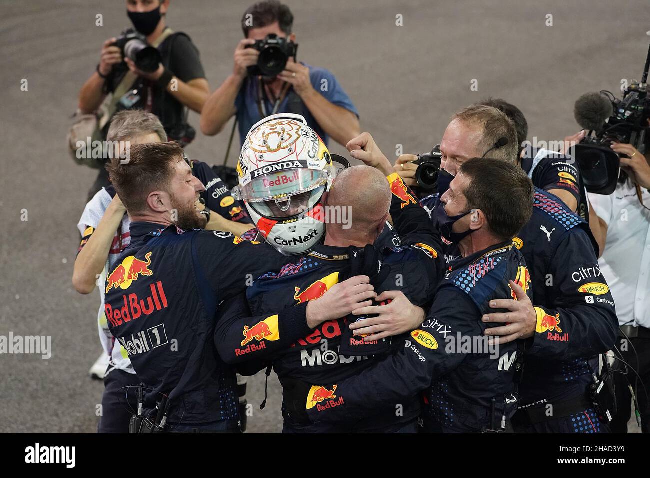 Abu Dhabi, Emirati Arabi Uniti. 12th Dic 2021. Motorsport: Formula 1 World Championship, Gran Premio di Abu Dhabi, gara. Max Verstappen (M) dai Paesi Bassi del Team Red Bull si acclama con i suoi meccanici dopo la gara. Verstappen ha conquistato per la prima volta il titolo di piloti di Formula uno, debellando il campione del mondo Hamilton. Credit: Hasan Bratic/dpa/Alamy Live News Foto Stock