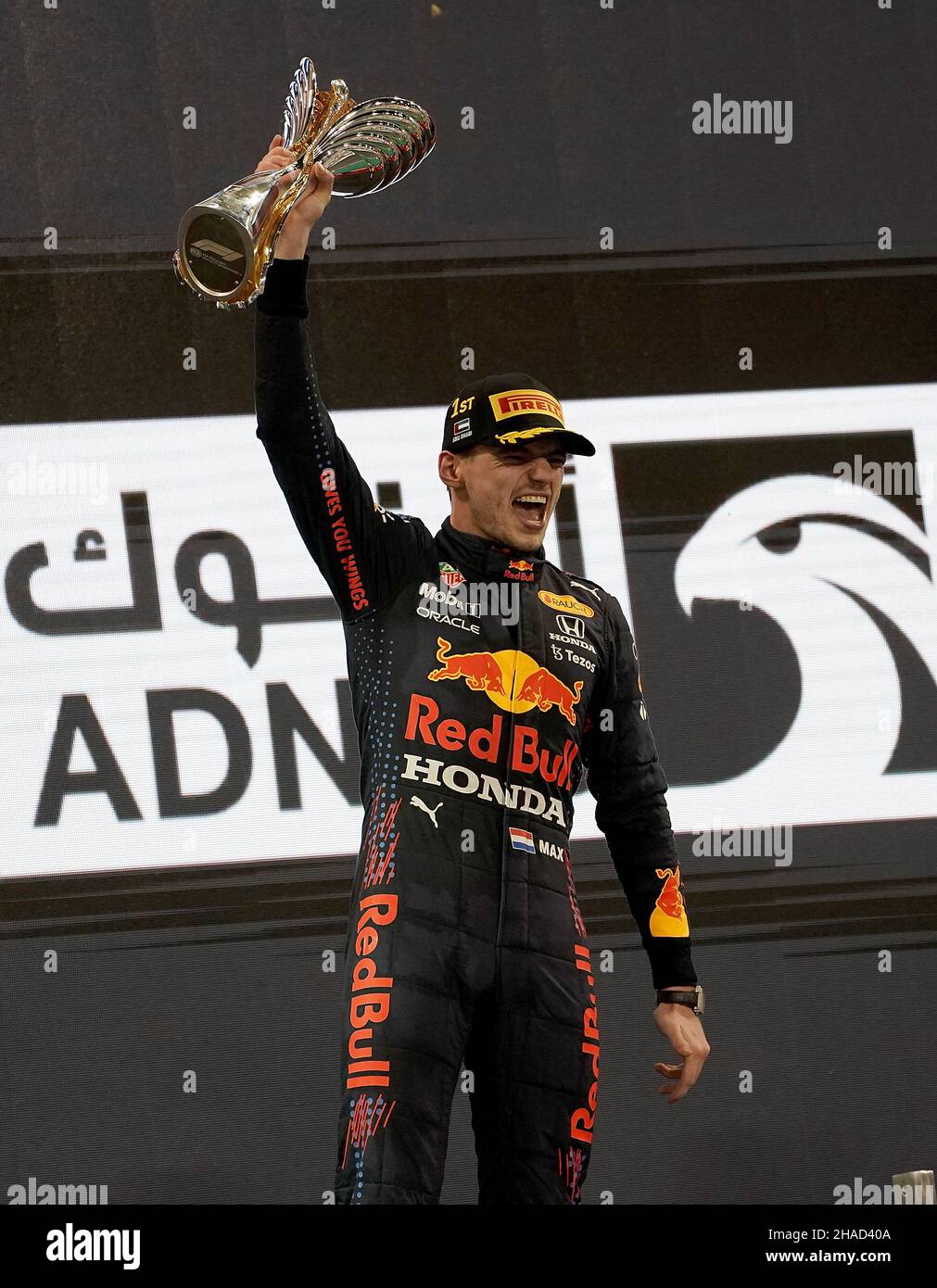 Abu Dhabi, Emirati Arabi Uniti. 12th Dic 2021. Motorsport: Formula 1 World Championship, Gran Premio di Abu Dhabi, gara. Max Verstappen dall'Olanda del Team Red Bull allieve la sua vittoria con il trofeo. Verstappen ha conquistato per la prima volta il titolo di piloti della Formula 1, debellando il campione del mondo Hamilton. Credit: Hasan Bratic/dpa/Alamy Live News Foto Stock