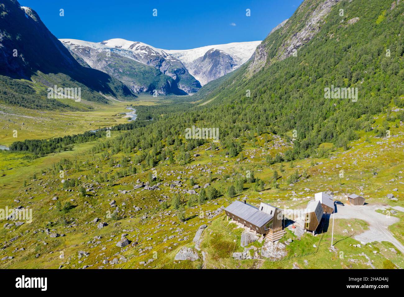 TUNGESTOLEN, NORVEGIA - 26-AGOSTO-2020: Vista aerea della cabina turistica Tungestolen al ghiacciaio Jostedalsbre, valle Langedalen nel retro, Sognefjord Foto Stock