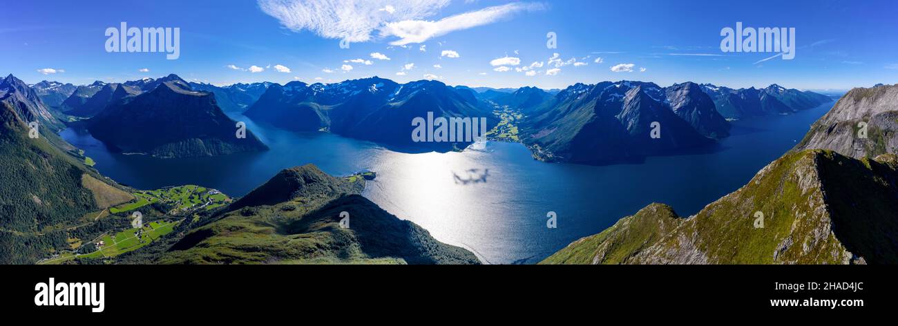 Vista aerea panoramica del fiordo di Hjoerundfjord, dal fiordo interno al mare aperto, Norvegia Foto Stock