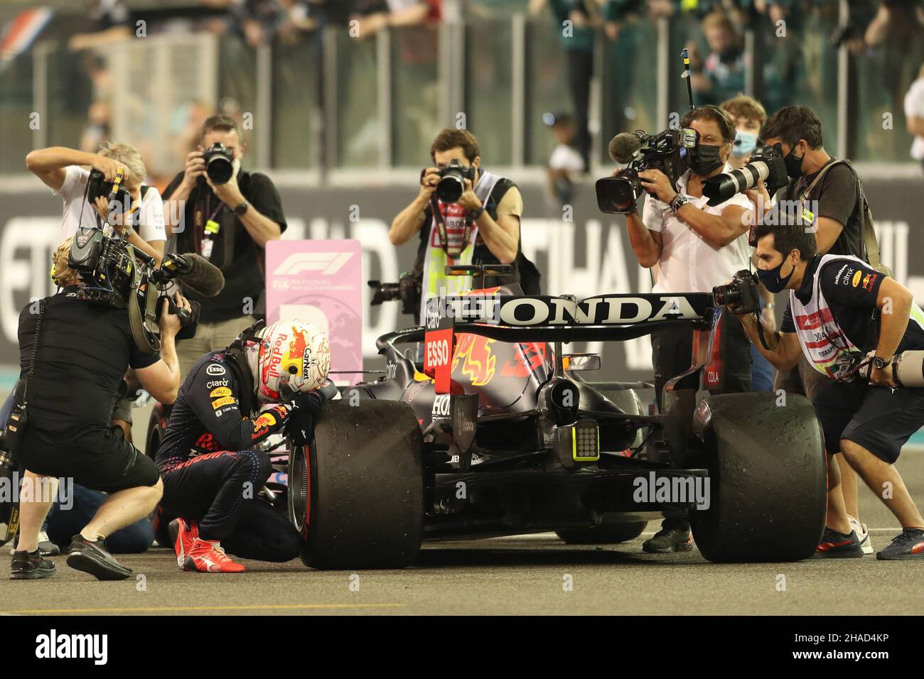 12th dicembre 2021; Yas Marina Circuit, Abu Dhabi, Emirati Arabi Uniti: FIA Abu Dhabi F1 Grand Prix Race Day: Red Bull Racing Honda, Max Verstappen vince la gara e il Campionato del mondo FIA F1 2021 Foto Stock