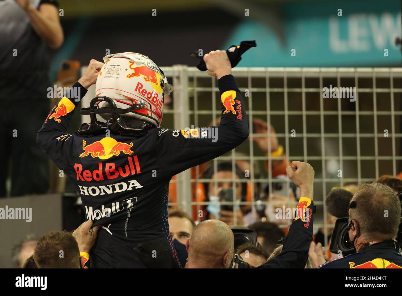 12th dicembre 2021; Yas Marina Circuit, Abu Dhabi, Emirati Arabi Uniti: FIA Abu Dhabi F1 Grand Prix Race Day: Red Bull Racing Honda, Max Verstappen vince la gara e il Campionato del mondo FIA F1 2021 Foto Stock