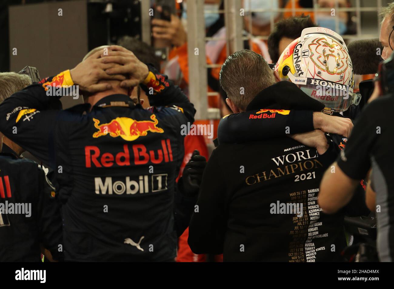 12th dicembre 2021; Yas Marina Circuit, Abu Dhabi, Emirati Arabi Uniti: FIA Abu Dhabi F1 Grand Prix Race Day: Red Bull Racing Honda, Max Verstappen vince la gara e il Campionato del mondo FIA F1 2021 Foto Stock