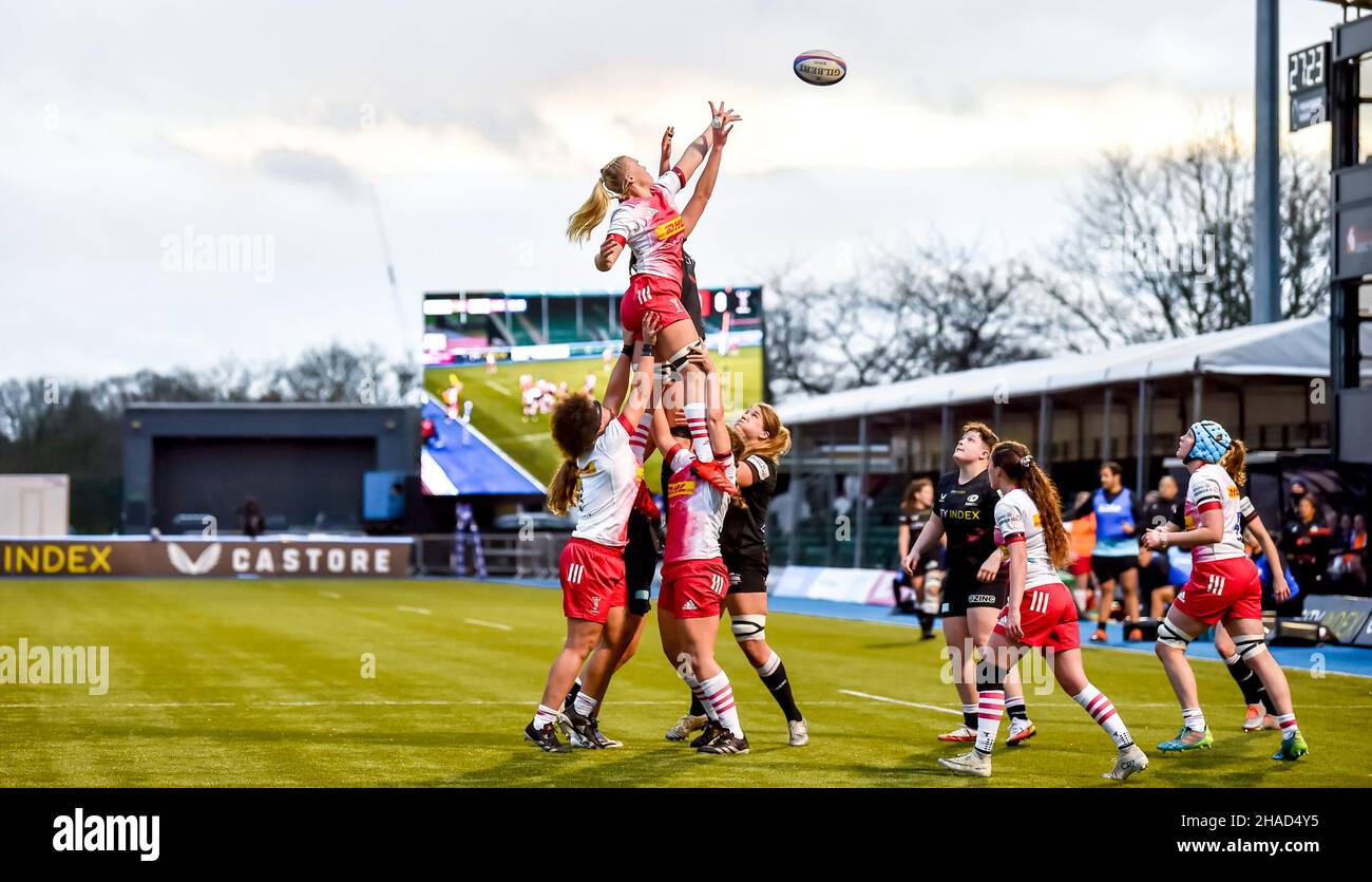 Rosie Galligan of Harlequins Women raggiunge per la linea in palla durante la partita Womens Allianz Premier 15s tra Saracens Women e Harlequins Women al The StoneX Stadium, Londra, Inghilterra, il 12 dicembre 2021. Foto di Phil Hutchinson. Solo per uso editoriale, licenza richiesta per uso commerciale. Nessun utilizzo nelle scommesse, nei giochi o nelle pubblicazioni di un singolo club/campionato/giocatore. Credit: UK Sports Pics Ltd/Alamy Live News Foto Stock