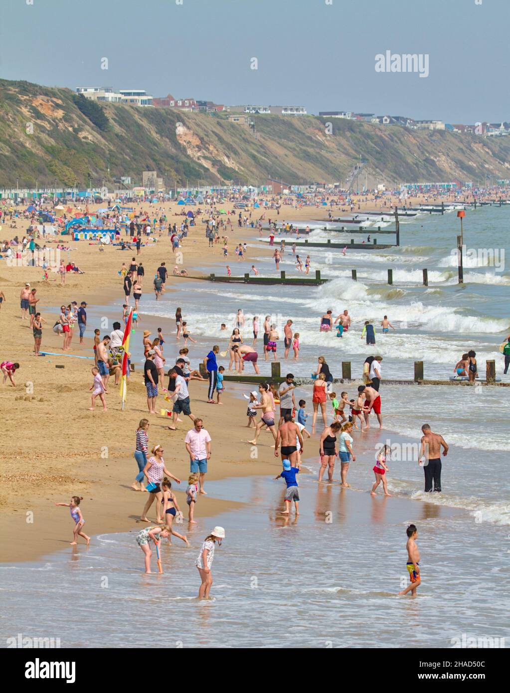 Un sacco di persone sulla affollata Bournemouth e Boscombe Beach dopo First Lockdown, Bournemouth UK Foto Stock