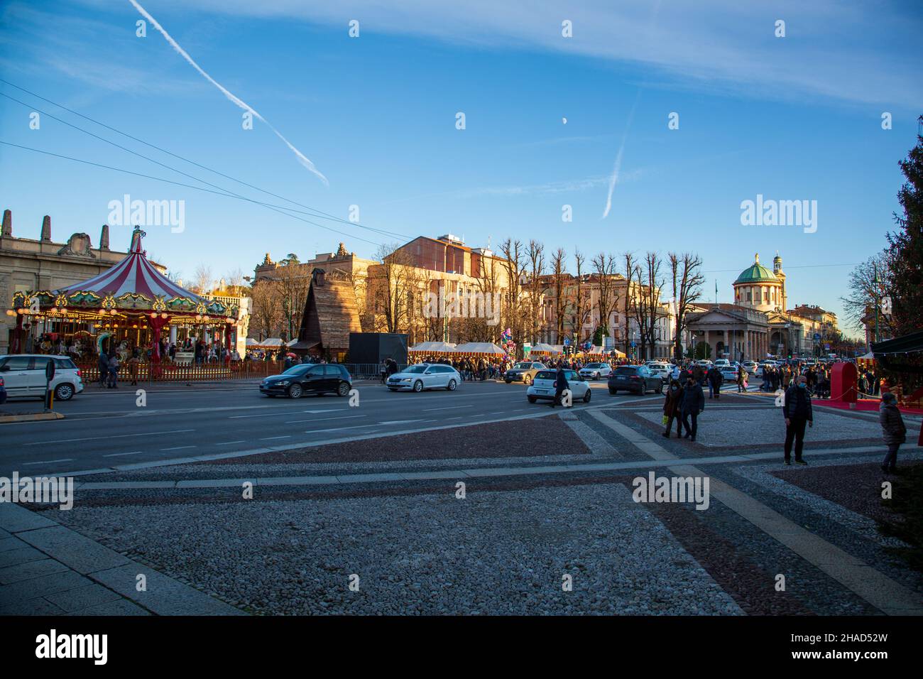 Bergamo, Lombardia, italia - Dicembre 12 2021:la Città in vacanza, con mercatini e gente di Natale Foto Stock