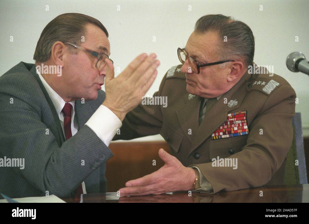 Warszawa 25.11.1987. Vi Plenum Komitetu Centralnego Polskiej Zjednoczonej Partii Robotniczej (KC PZPR) poœwiêcone sprecyzowaniu wizji dalszej demokratyzacji ¿ycia politycznego. nz. premier Zbigniew Messner (L), ministro obrony narodowej genera³ armii Florian Siwicki. mw PAP/Grzegorz Rogiñski Varsavia 25 novembre 1987. Il dibattito plenario del 6th del Comitato centrale del Partito dei lavoratori Unite ha dedicato la democratizzazione della vita politica. Nella foto: Primo Ministro Zbigniew Messner (a sinistra), Ministro della Difesa Nazionale Generale Florian Siwicki. mw PAP/Grzegorz Roginski Foto Stock