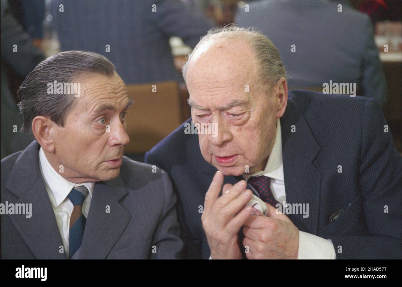 Warszawa 25.11.1987. Vi Plenum Komitetu Centralnego Polskiej Zjednoczonej Partii Robotniczej (KC PZPR) poœwiêcone sprecyzowaniu wizji dalszej demokratyzacji ¿ycia politycznego. NZ. m.in. by³y Premier (piêciokrotny) Józef Cyrankiewicz (P). mw PAP/Grzegorz Rogiñski Varsavia 25 novembre 1987. Il dibattito plenario del 6th del Comitato centrale del Partito dei lavoratori Unite polacco, dedicato alla democratizzazione della vita politica. Nella foto: Ex primo Ministro Jozef Cyrankiewicz (destra) che aveva tenuto il posto per cinque volte. mw PAP/Grzegorz Roginski Foto Stock
