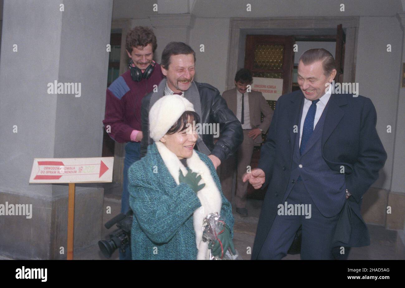 Warszawa 29.11.1987. Ogólnokrajowe referendum na temat tempa przemian gospodarczych i spo³eczno-politycznych. premier Zbigniew Messner (P) z ma³¿onk¹ w lokalu Obwodowej Komisji ds. Referendum nr 202 przy ul. Koœcielnej. mw PAP/Jan Morek Varsavia 29 novembre 1987. Il referendum nazionale sul ritmo di sviluppo dei cambiamenti economici e socio-politici. Nella foto: Il primo Ministro Zbigniew Messner (a destra) con moglie presso il seggio elettorale distrettuale del 202 per il referendum in via koscielna. mw PAP/Jan Morek Foto Stock