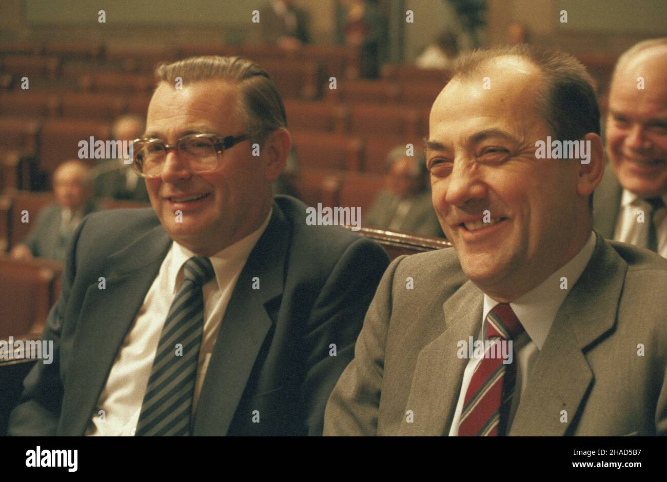 Warszawa 05.12.1987. Posiedzenie Sejmu IX kadencji. NZ. w ³¹wach rz¹dowych: premier Zbigniew Messner (L), wicePremier Zbigniew Sza³ajda. mw PAP/Grzegorz Rogiñski Varsavia 05 dicembre 1987. La seduta del Sejm (parlamento) del mandato del 9th. Foto al governo box: Primo Ministro Zbigniew Messner (a sinistra), vice primo Ministro Zbigniew Szalajda. mw PAP/Grzegorz Roginski Foto Stock