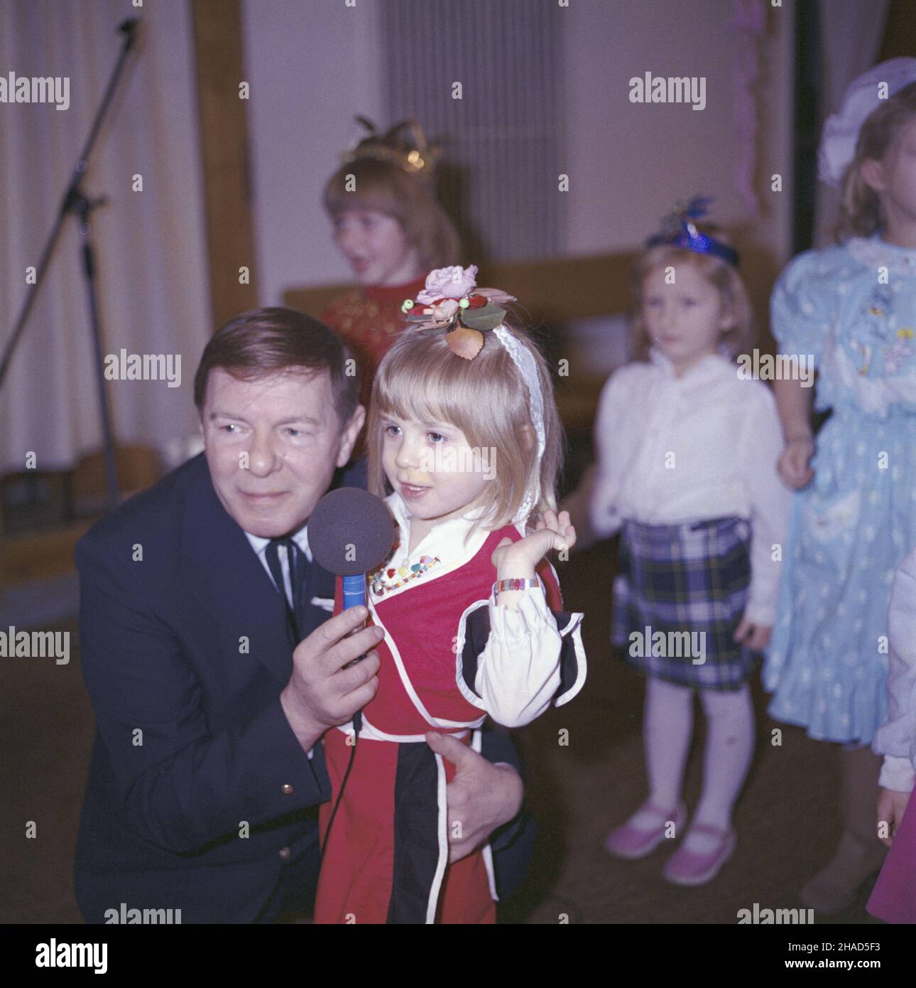 Warszawa 01,1988. Zabawa choinkowa dzieci pracowników Interpress Polskiej Agencji (PAI). NZ. m.in. prowadz¹cy imprezê aktor Mieczys³aw Gajda. mw PAP/Grzegorz Rogiñski Dok³adny dzieñ wydarzenia nieustalony. Varsavia Gennaio 1988. Una palla di Natale per i bambini dei dipendenti dell'Agenzia polacca Interpress (PAI). Nella foto: Attore Mieczyslaw Gajda, il leader della palla. mw PAP/Grzegorz Roginski data esatta sconosciuta. Foto Stock