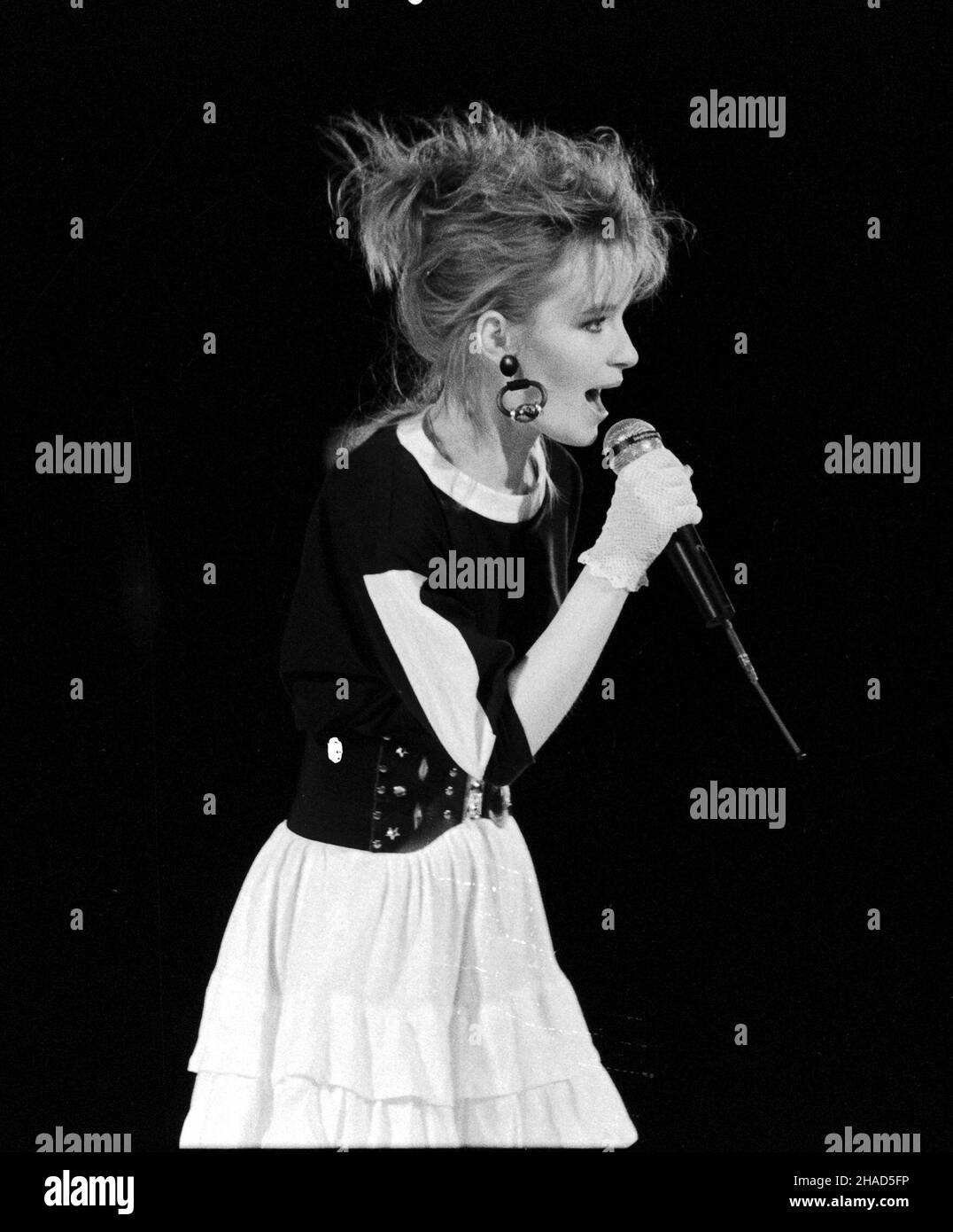 01,1988. Piosenkarka Halina Benedyk podczas koncertu. /bpt/ PAP/CAF - Zbigniew Staszyszyn Foto Stock