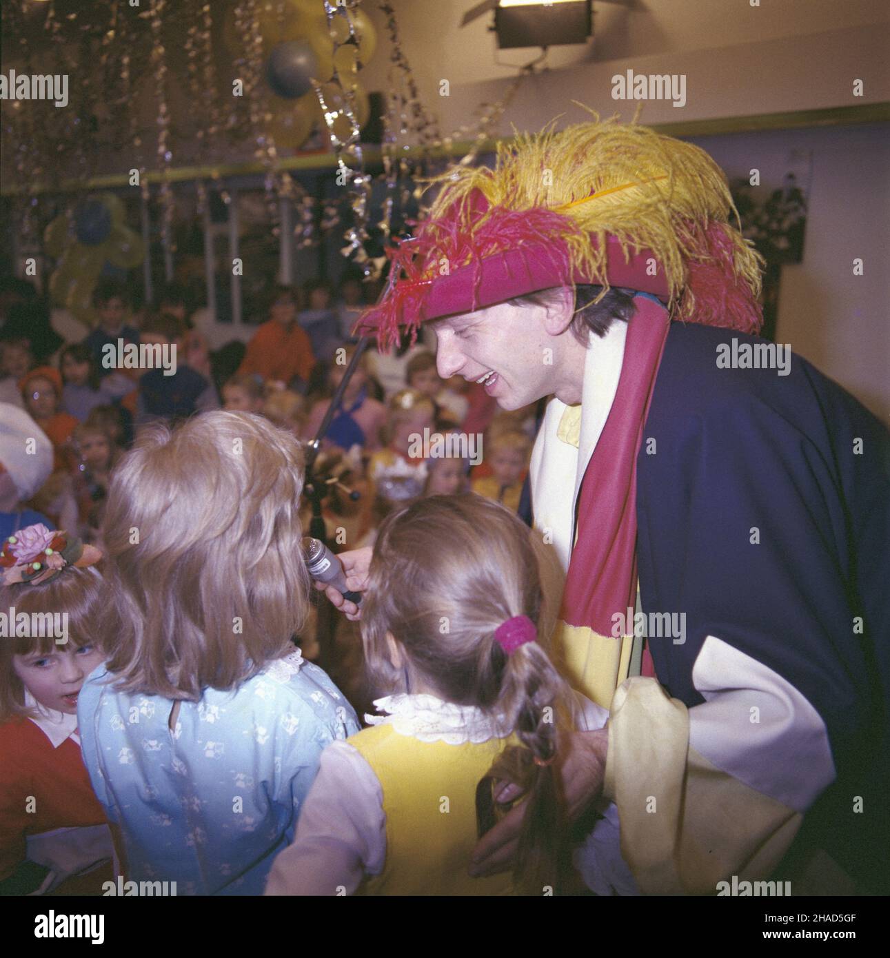 Warszawa 01,1988. Zabawa choinkowa dzieci pracowników Interpress Polskiej Agencji (PAI). Z prawej prowadz¹cy imprezê aktor Krzysztof Tyniec. mw PAP/Grzegorz Rogiñski Dok³adny dzieñ wydarzenia nieustalony. Varsavia Gennaio 1988. Una palla di Natale per i bambini dei dipendenti dell'Agenzia polacca Interpress (PAI) raffigurata da destra: L'attore Krzysztof Tyniec, il leader della palla. mw PAP/Grzegorz Roginski data esatta sconosciuta. Foto Stock