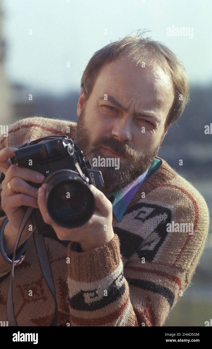Warszawa 02,1988. Portret fotoreportrera Wojciecha Kryñskiego, pracownika Polskiej Agrncji Interpress (PAI). mw PAP/Wojciech Kryñski Dok³adny dzieñ wydarzenia nieustalony. Varsavia febbraio 1988. Ritratto di un giornalista fotografico Wojciech Krynski, dipendente dell'Agenzia polacca Interpress (PAI). mw PAP/Wojciech Krynski Data esatta sconosciuta. Foto Stock