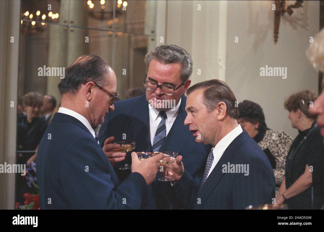 Warszawa 08.01.1988. Pa³ac Rady Ministrów, noworoczne spotkanie przewodnicz¹cego Rady Pañstwa genera³a Wojciecha Jaruzelskiego z korpusem diplomatycznym. de lewej: Wojciech Jaruzelski, prezes Naczelnego Komitetu Zjednoczonego Stronnictha Ludowego (NK ZSL) marsza³ek Sejmu Roman Malinowski, Premier Zbigniew Messner. mw PAP/Grzegorz Rogiñski Varsavia 08 gennaio 1988. Il Consiglio del Palazzo del Ministro, riunione di Capodanno del Presidente del Consiglio di Stato generale Wojciech Jaruzelski con diplomatici accreditati in Polonia. Foto da sinistra: Wojciech Jaruzelski, capo della commissione principale o Foto Stock