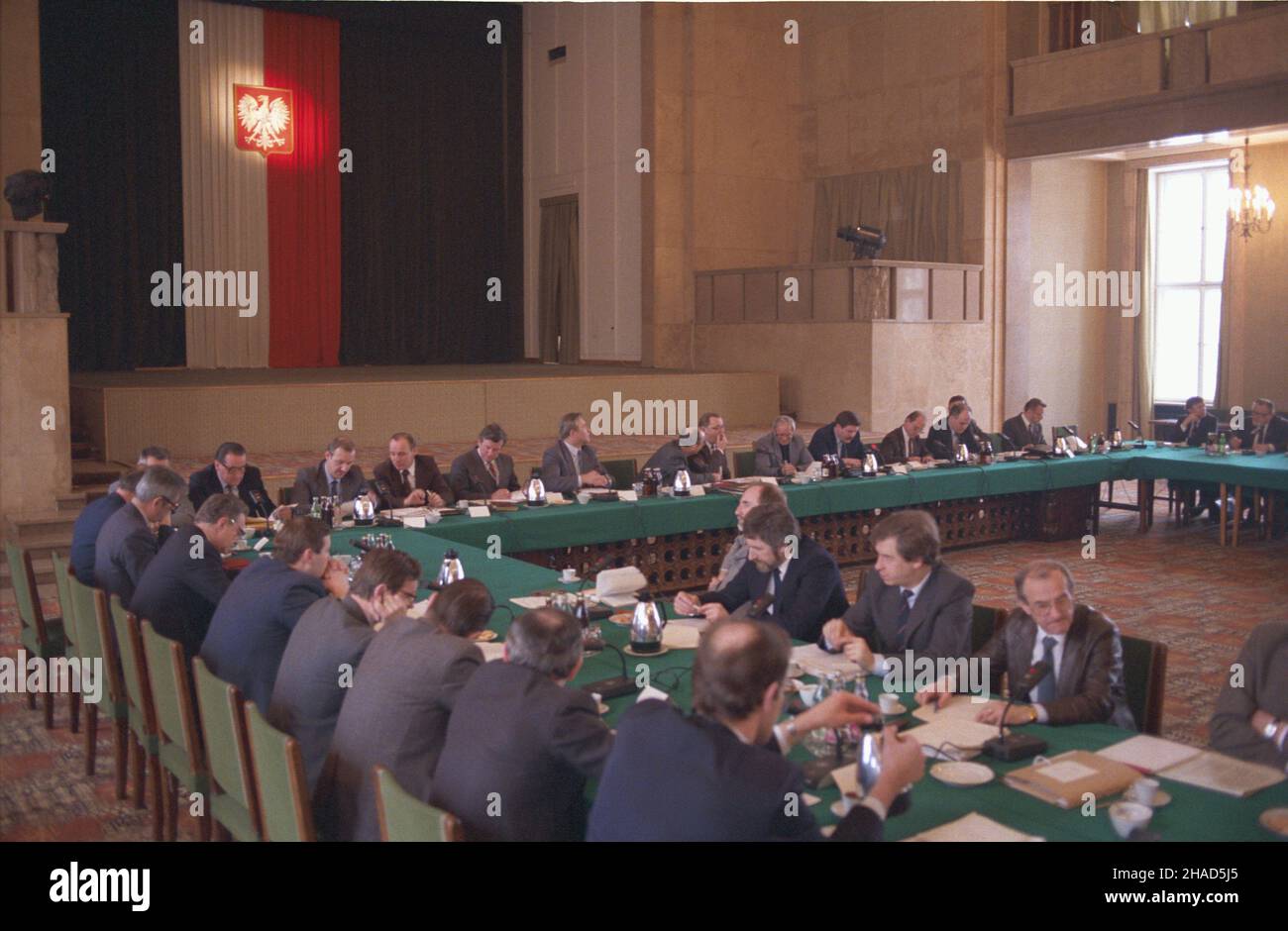 Warszawa 25.02.1988. Wspólne posiedzenie Rady Ministrów i Komitetu Wykonawczego Ogólnopolskiego Porozumienia Zwi¹zków Zawodowych (OPZZ). Obradom przewodnicz¹ Premier Zbigniew Messner i przewodnicz¹cy OPZZ Alfred Miodowicz. mw PAP/Jan Morek Varsavia 25 febbraio 1988. Una riunione congiunta del Consiglio dei ministri e del Comitato esecutivo dell'accordo dei sindacati dell'intera Polonia (OPZZ). Il dibattito è presieduto da PM Zbigniew Messner e dal leader dell'OPZZ Alfred Miodowicz. mw PAP/Jan Morek Foto Stock