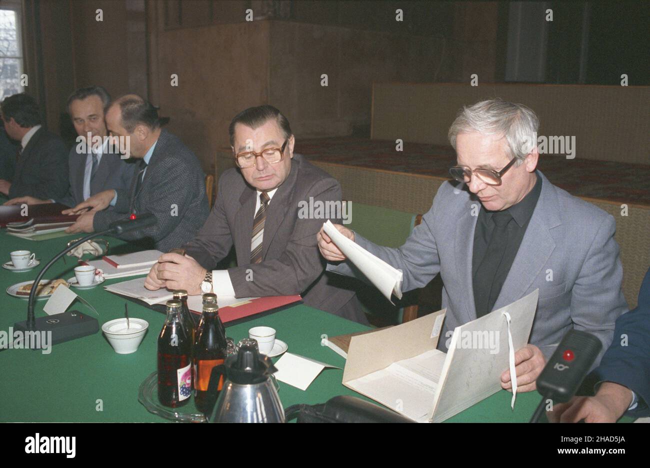 Warszawa 25.02.1988. Wspólne posiedzenie Rady Ministrów i Komitetu Wykonawczego Ogólnopolskiego Porozumienia Zwi¹zków Zawodowych (OPZZ). de prawej: przewodnicz¹cy OPZZ Alfred Miodowicz, Premier Zbigniew Messner, wicePremier Zbigniew Sza³ajda, wicePremier Józef Kozio³. mw PAP/Jan Morek Varsavia 25 febbraio 1988. Una riunione congiunta del Consiglio dei ministri e del Comitato esecutivo dell'accordo dei sindacati dell'intera Polonia (OPZZ). Foto del leader OPZZ di destra Alfred Miodowicz, PM Zbigniew Messner, vice PM Zbigniew Szalajda, PM Jozef Kozio³. mw PAP/Jan Morek Foto Stock