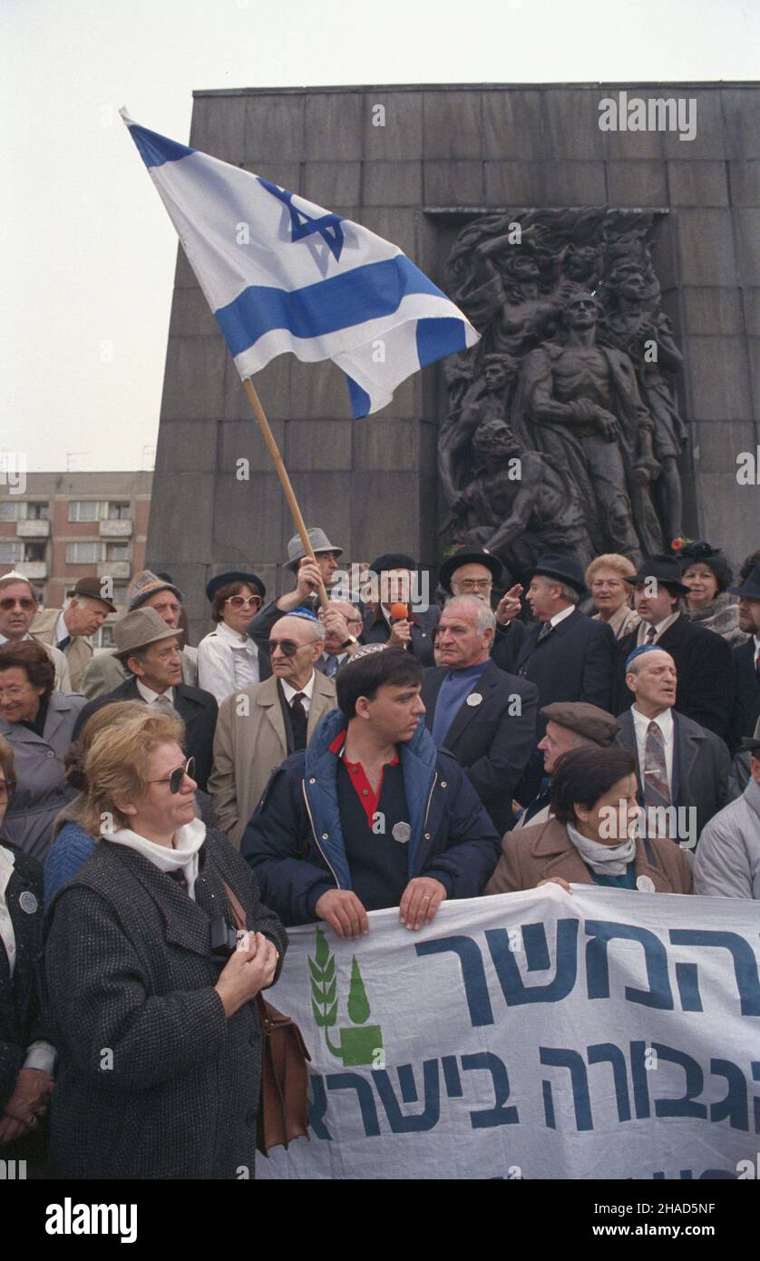 Warszawa 04,1988. Obchody 45. Rocznicy powstania w geccie warszawskim. Uroczystoœci pod pomnikiem Bohaterów vetta. wb PAP/Wojciech Kryñski Dok³adny dzieñ wydarzenia nieustalony. Varsavia Aprile 1988. Commemorazioni del 45th° anniversario dell'insurrezione del Ghetto di Varsavia. Cerimonie al Monumento agli Eroi del Ghetto. wb PAP/Wojciech Krynski evento giorno sconosciuto Foto Stock