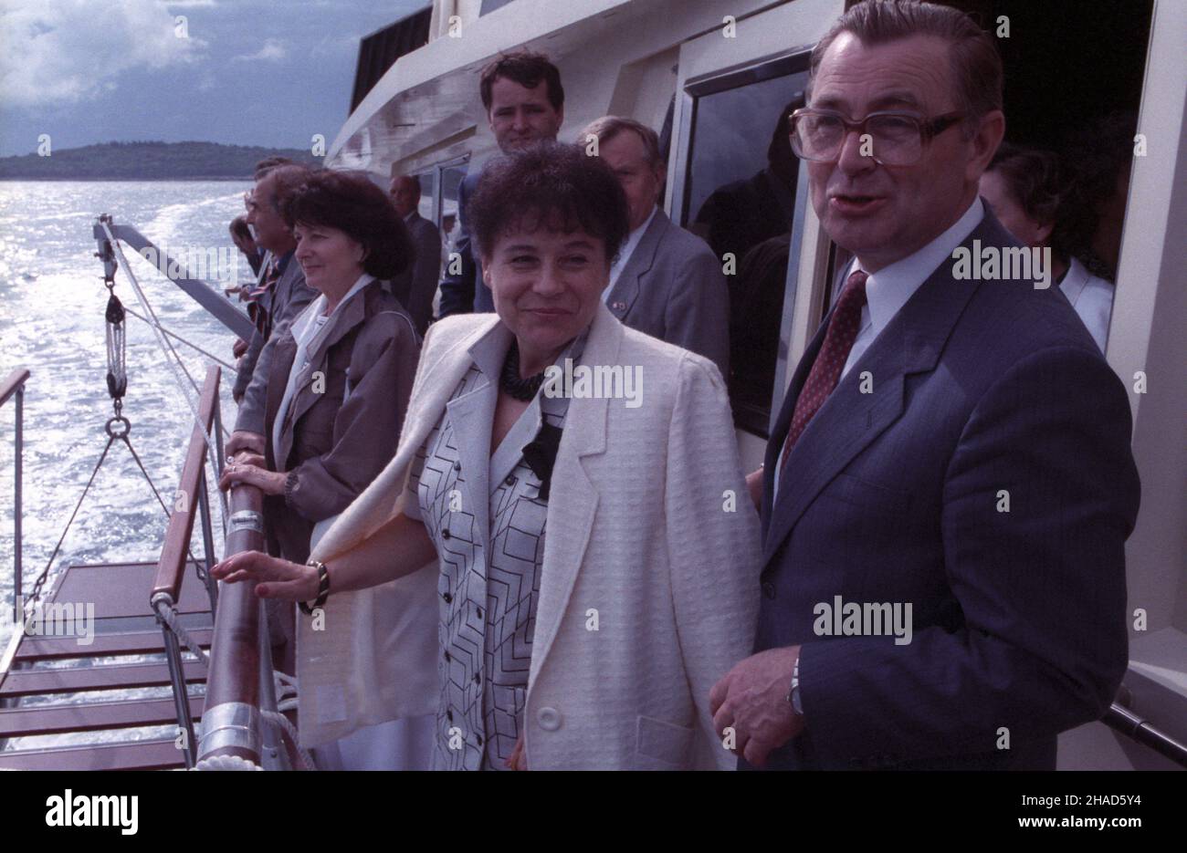 Jugos³awia 05,1988. Wizyta premiera PRL Zbigniewa Messnera w Socjalistycznej Federacyjnej Republice Jugos³awii (19-21.05.1988). Rejs po Morzu Adriatyckim. NZ. premier Messner z ¿on¹ Iren¹ na pok³adzie jachtu. wb PAP/Wojciech Kryñski Iugoslavia maggio 1988. Il primo Ministro della Repubblica popolare Polacca (PRL) Zbigniew Messner effettua una visita alla repubblica socialista federativa di Jugoslavia (19-21 maggio 1988). Crociera sul Mare Adriatico. Nella foto: Primo Ministro Messner con il suo coniuge Irena a bordo dello yacht. wb PAP/Wojciech Krynski Foto Stock
