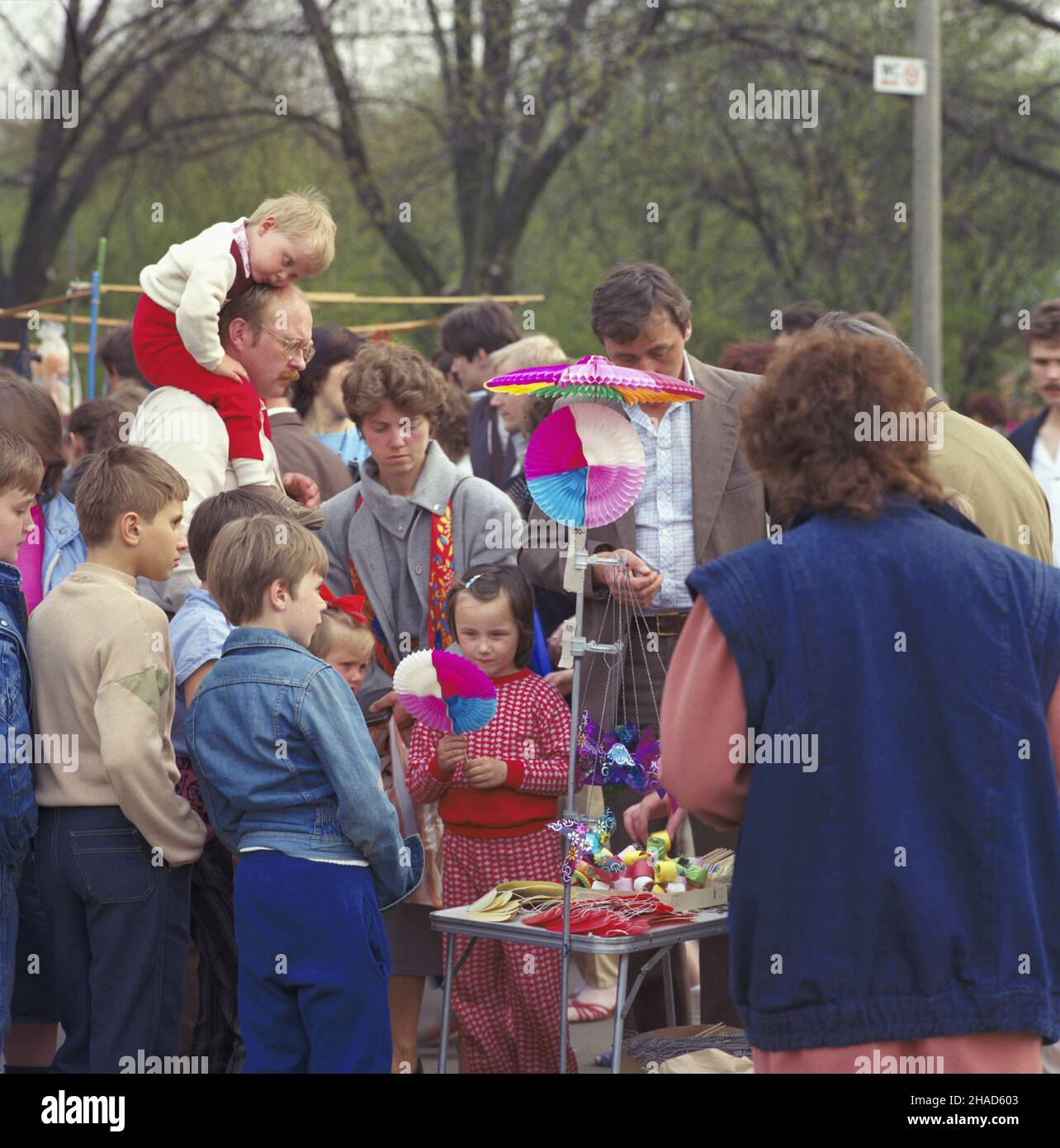 Warszawa 01.05.1988. Festyn z okazji Œwiêta Pracy w parku imienia gen. Józefa Sowiñskiego. wb PAP/Tadeusz ZagoŸdziñski Varsavia 01 maggio 1988. Festa del giorno di maggio nel Parco Generale Jozef Sowinski. wb PAP/Tadeusz Zagozdzinski Foto Stock