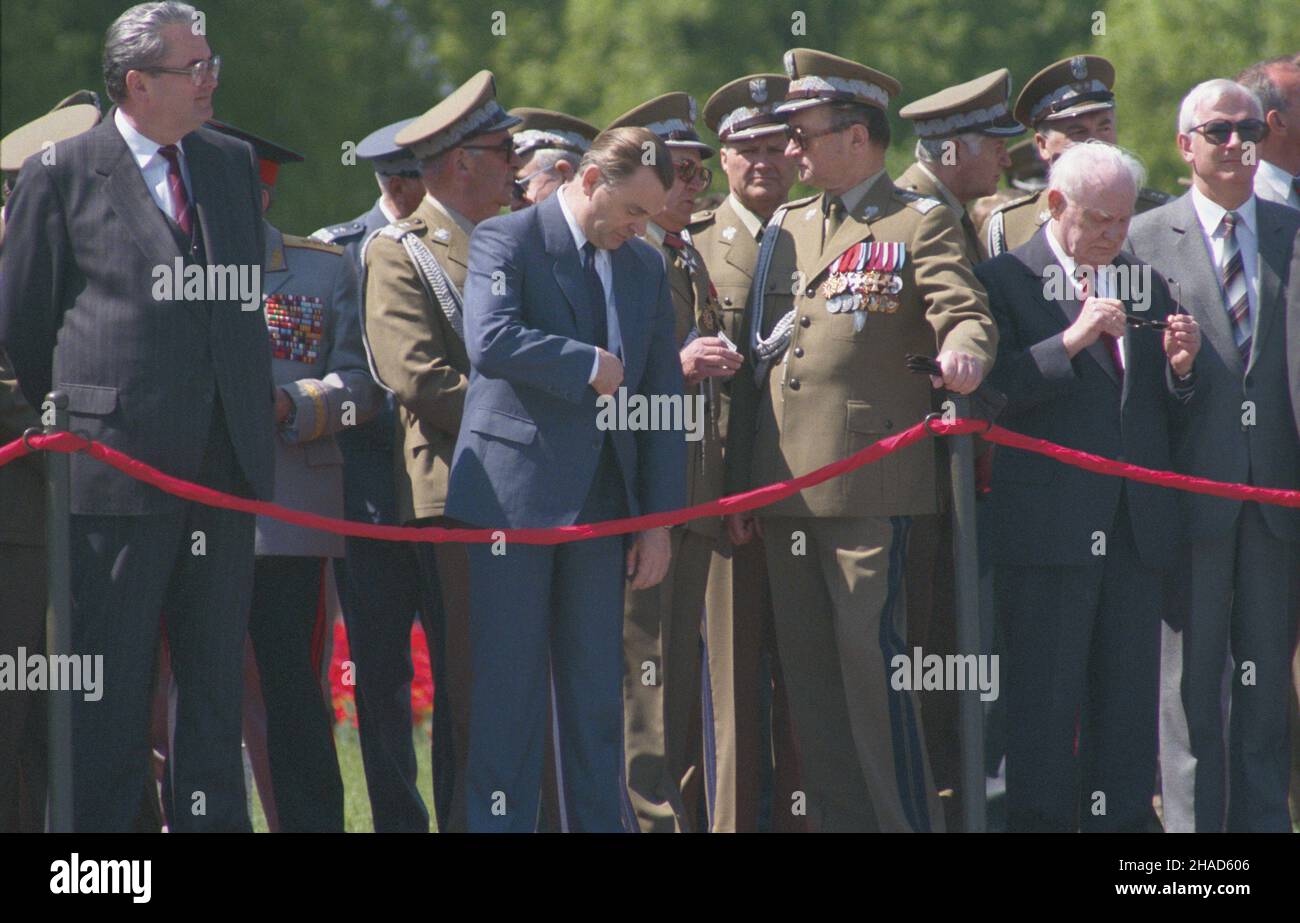 Warszawa 09.05.1988. 43. Rocznica zakoñczenia II wojny œwiatowej. Obchody dnia Zwyciêstwa na placu Zwyciêstwa. W pierwszym rzêdzie, od lewej: marsza³ek Sejmu Roman Malinowski, Premier PRL Zbigniew Messner, przewodnicz¹cy Rady Pañstwa gen. Wojciech Jaruzelski, pose³ Henryk Jab³oñski, wiceprzewodnicz¹cy Rady Pañstwa Tadeusz M³yñczak. W drugim rzêdzie m.in. dowódca Warszawskiego Okrêgu Wojskowego genera³ dywizji Jan Kuriata (za Jaruzelskim z lewej). wb PAP/Wojciech Kryñski Varsavia 09 maggio 1988. Il 43rd anniversario della fine della seconda guerra mondiale. Cerimonie del V-Day allo Zwyciestwa (Victor Foto Stock