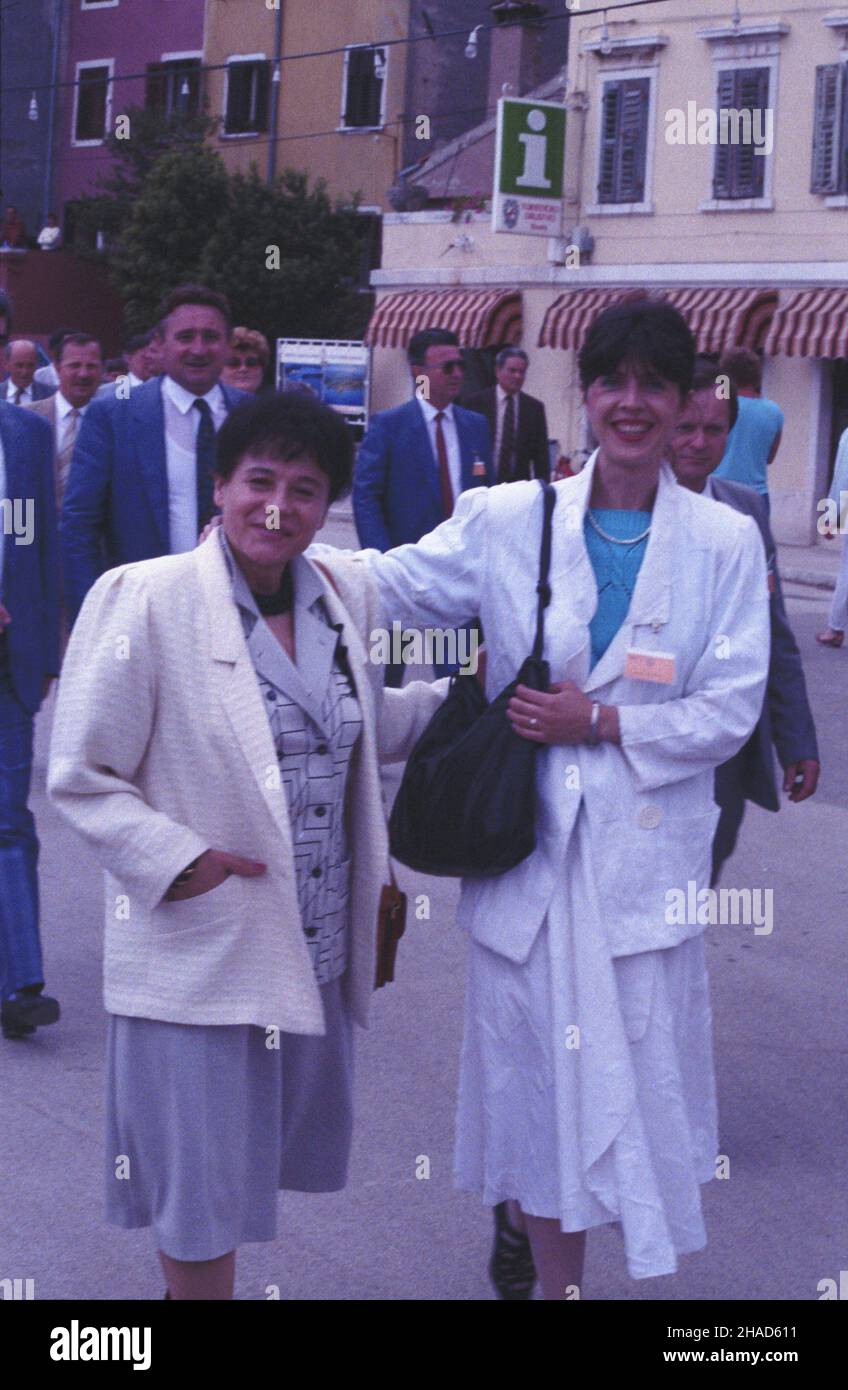 Jugos³awia Rovigno 05,1988. Wizyta premiera PRL Zbigniewa Messnera w Socjalistycznej Federacyjnej Republice Jugos³awii (19-21.05.1988). NZ. m.in. ¿una premiera Irena Messner (L) zwiedza miasto. wb PAP/Wojciech Kryñski Dok³adny dzieñ wydarzenia nieustalony. Jugoslavia Rovigno 1988 maggio. PRL PM Zbigniew Messner effettua una visita alla repubblica socialista federativa di Jugoslavia (19-21 maggio 1988). Nella foto, tra gli altri: La moglie di PM Irena Messner (a sinistra) in giro per la città. wb PAP/Wojciech Krynski Data evento sconosciuto. Foto Stock