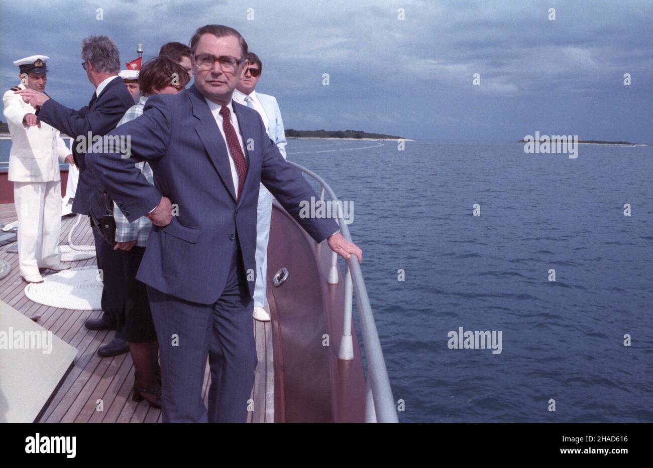 Jugos³awia 05,1988. Wizyta premiera PRL Zbigniewa Messnera w Socjalistycznej Federacyjnej Republice Jugos³awii (19-21.05.1988). Rejs po Morzu Adriatyckim. NZ. premier Messner na pok³adzie jachtu. wb PAP/Wojciech Kryñski Iugoslavia maggio 1988. Il primo Ministro della Repubblica popolare Polacca (PRL) Zbigniew Messner effettua una visita alla repubblica socialista federativa di Jugoslavia (19-21 maggio 1988). Crociera sul Mare Adriatico. Nella foto: Primo Ministro Messner a bordo dello yacht. wb PAP/Wojciech Krynski Foto Stock