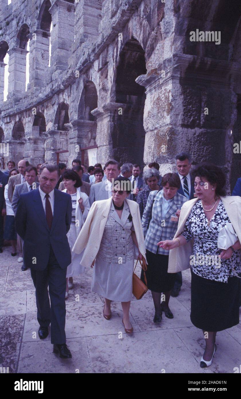 Jugos³awia Pula 05,1988. Wizyta premiera PRL Zbigniewa Messnera w Socjalistycznej Federacyjnej Republice Jugos³awii (19-21.05.1988). NZ. m.in. Zbigniew Messner (L) wraz z ¿on¹ Iren¹ (2L) podczas zwiedzania zabytkowego amfiteatru. wb PAP/Wojciech Kryñski Iugoslavia maggio 1988. Il primo Ministro della Repubblica popolare Polacca (PRL) Zbigniew Messner effettua una visita alla repubblica socialista federativa di Jugoslavia (19-21 maggio 1988). Nella foto: Primo Ministro Messner (a sinistra) con sua moglie Irena (2nd a sinistra) mentre si visita l'antica anfiteathre. wb PAP/Wojciech Krynski Foto Stock