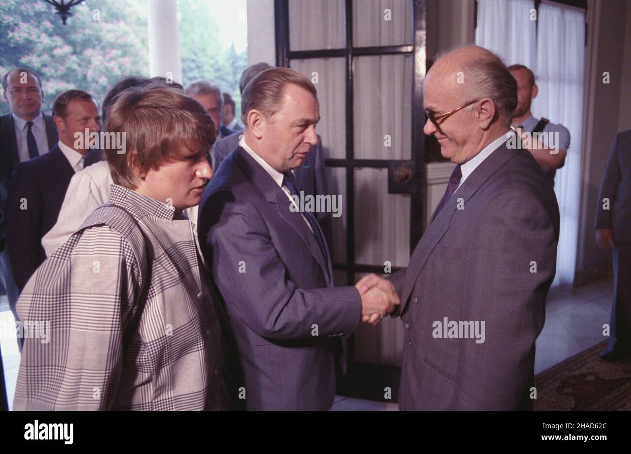 Jugos³awia Belgrad 19.05.1988. Wizyta premiera PRL Zbigniewa Messnera w Socjalistycznej Federacyjnej Republice Jugos³awii (19-21.05.1988). Rozmowy w Pa³acu Federacji. NZ. m.in. prezydent Jugos³awii Raif Dizdareviæ (1P) i Zbigniew Messner (2P). wb PAP/Wojciech Kryñski Iugoslavia, Belgrado 19 maggio 1988. Il primo Ministro della Repubblica popolare Polacca (PRL) Zbigniew Messner effettua una visita alla repubblica socialista federativa di Jugoslavia (19-21 maggio 1988). Colloqui nel Palazzo della Federazione. Nella foto, tra gli altri, il presidente jugoslavo Raif Dizdarevic (1st a destra) e Zbigniew Messner (2nd a destra) Foto Stock