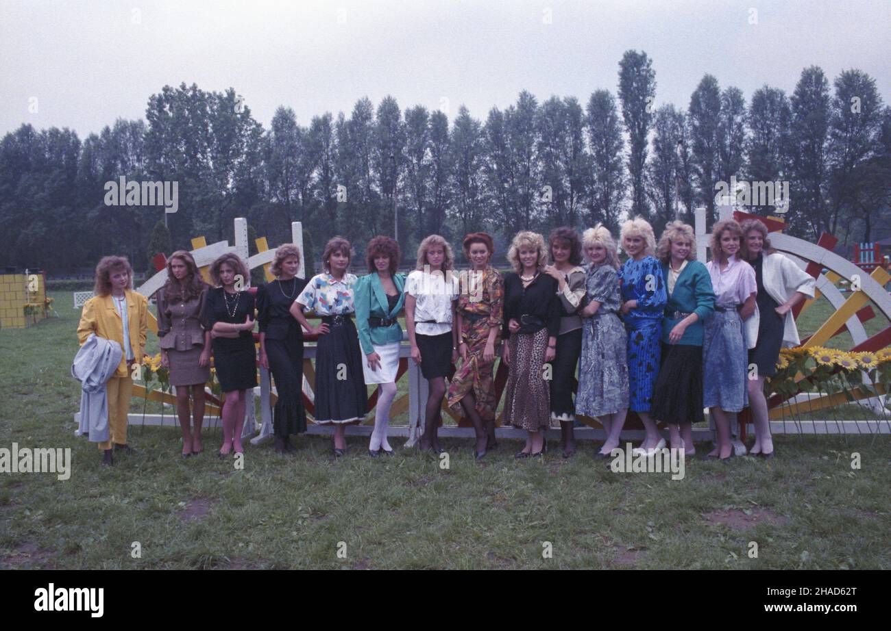 Warszawa 25.05.1988. Plener fotograficzny kandydatek do tytu³u Miss Polonia 1988 na terenie zabytkowego hipodromu CWKS Legia Warszawa. De lewej: Ewa Bakalarska, Joanna Gapiñska, Ma³gorzata Dybuœ, Katarzyna Siudak, Ma³gorzata Pawluk, Miros³awa Kufka, Gra¿yna Rysik, Bo¿ena Bro¿yna, RÓ¿a Go³asiewicz, Iwona Bukowska, Lidia Kidacka, Beata Bednarska, Irena Za³êcka, El¿bieta Lebioda, Anna Winnicka. wb PAP/Grzegorz Rogiñski Varsavia 25 maggio 1988. La sessione fotografica fuori porta dei candidati per il titolo Miss Polonia 1988 presso la sede dello storico ippodrome CWKS Legia Warszawa. Nella foto da Foto Stock