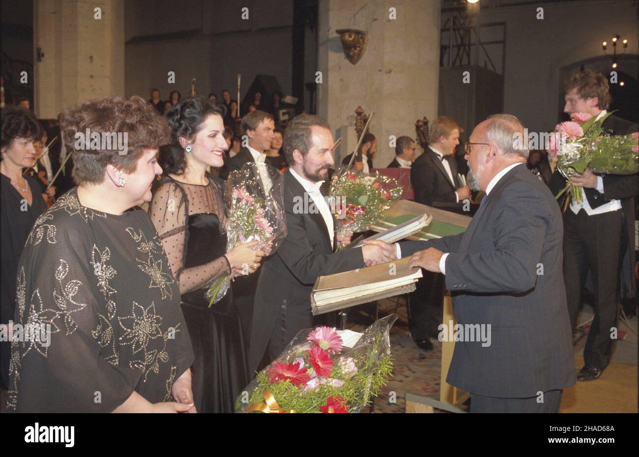 Kraków 06,1988. Festiwal Muzyki Krzysztofa Pendereckiego (11-16.06.1988). Koncert w koœciele pw. œw. Katarzyny Aleksandryjskiej. NZ. Wykonano dzie³a Pendereckiego: Pasja wed³ug œw. £ukasza i Polskie Requiem. NZ. Kompozytor (2P) dziêkuje solistom i orkiestrze. Z prawej Dyrygent David Shallon. wb PAP/Jan Morek Dok³adny dzieñ wydarzenia nieustalony. Cracovia 1988 giugno. Krzysztof Penderecki Music Festival (11-16 giugno 1988). Un concerto presso la Chiesa di Santa Caterina d'Alessandria. Esecuzione della Passione di San Luca di Penderecki e del Requiem polacco. Nella foto: Il compositore (2R) ringrazia i solisti e. Foto Stock