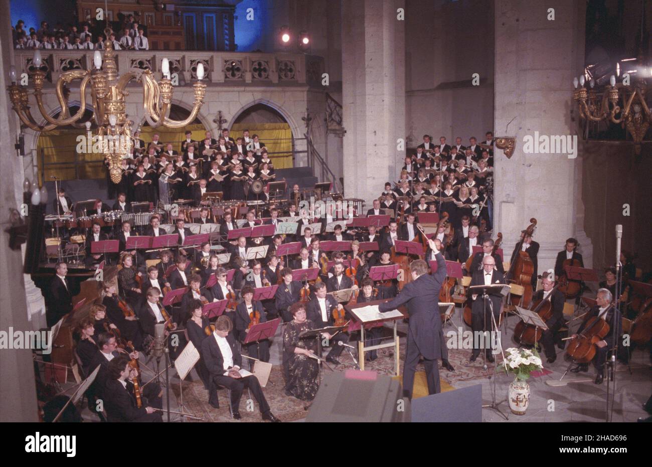 Kraków 06,1988. Festiwal Muzyki Krzysztofa Pendereckiego (11-16.06.1988). Koncert w koœciele pw. œw. Katarzyny Aleksandryjskiej. NZ. Wykonanie dzie³a Pt. Pt. Pasja wed³ug œw. €kasza. Dyryguje Gilbert Levine. W roli recytatora (Ewangelisty) aktor i re¿yser Aleksander Bardini (z prawej przy pulpicie). wb PAP/Jan Morek Dok³adny dzieñ wydarzenia nieustalony. Cracovia 1988 giugno. Krzysztof Penderecki Music Festival (11-16 giugno 1988). Un concerto presso la Chiesa di Santa Caterina d'Alessandria. Nella foto: Esecuzione della Passione di San Luca di Penderecki condotta da Gilbert Levine. Attore e diret Foto Stock