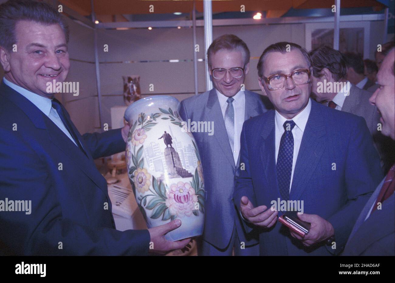 Poznañ 12.06.1988. Uroczystoœæ otwarcia 60 Miêdzynarodowych Targów Poznañskich. premier Zbigniew Messner (3L) w pawilonie wystawowym Zwi¹zku Socjalistycznych Republik Radzieckich. wb PAP/Wojciech Kryñski Poznan 12 giugno 1988. Inaugurazione della Fiera Internazionale di Poznan del 60th. Nella foto: PM Zbigniew Messner (3rd a sinistra) al padiglione n. 11 che ospita mostre dell'Unione delle Repubbliche socialiste sovietiche. wb PAP/Wojciech Krynski Foto Stock