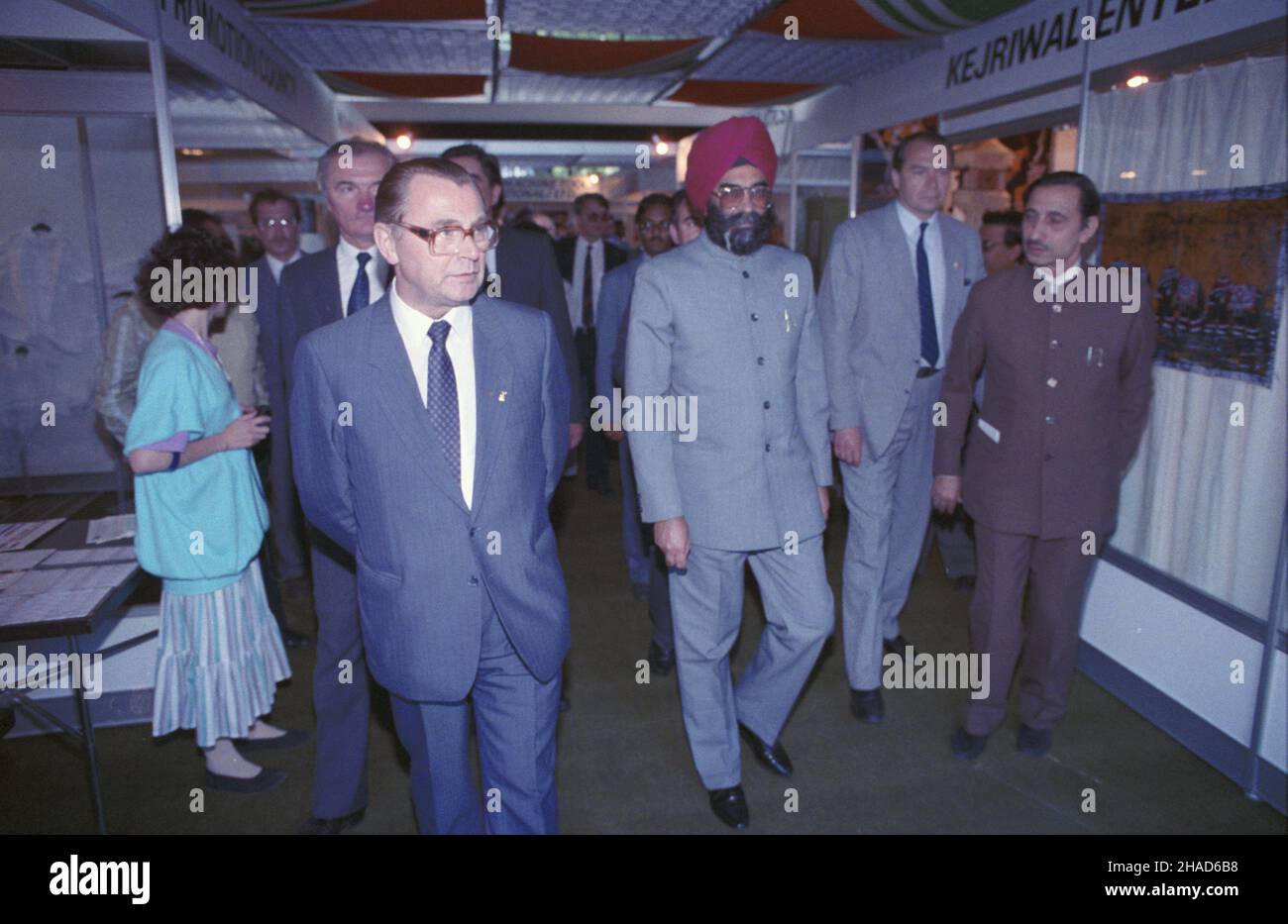 Poznañ 12.06.1988. Uroczystoœæ otwarcia 60 Miêdzynarodowych Targów Poznañskich. NZ. Na pierwszym planie Premier PRL Zbigniew Messner. wb PAP/Wojciech Kryñski Poznan 12 giugno 1988. Inaugurazione della Fiera Internazionale di Poznan del 60th. Nella foto: PRL PM Zbigniew Messner. wb PAP/Wojciech Krynski Foto Stock