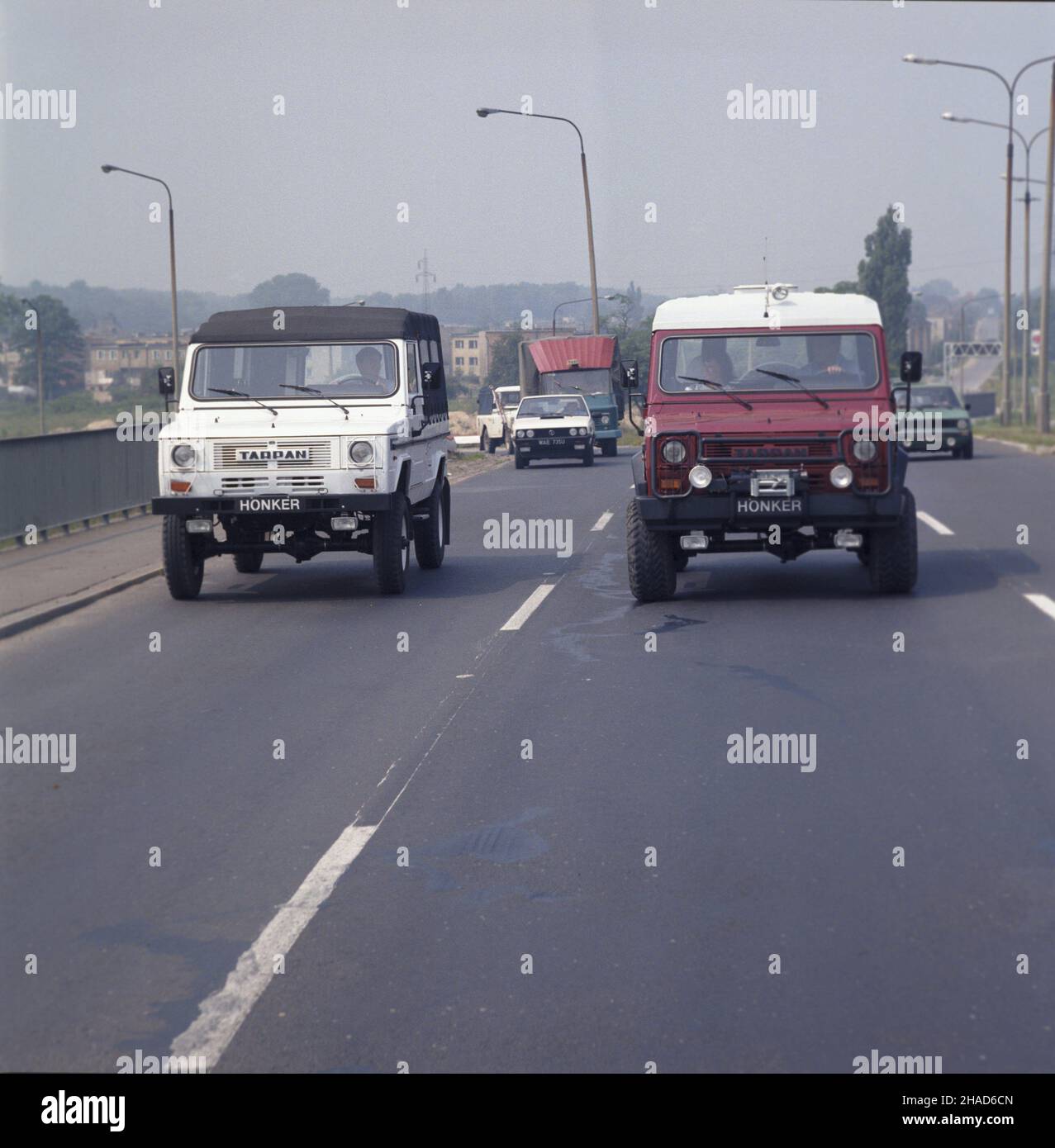 Poznañ 07,1988. Samochód terenowy Tarpan Honker 4012 wyprodukowany przez Fabrykê samochodów Rolniczych w Poznaniu. wb PAP/Grorz Rogiñski tiff: PAIK 14041 06 Dok³adny dzieñ wydarzenia nieustalony. Poznan Luglio 1988. Il veicolo di fondo Tarpan Honker 4012 prodotto dallo stabilimento di veicoli agricoli di Poznan. wb PAP/Grzegorz Roginski tiff: PAIK 14041 06 Data evento sconosciuta. Foto Stock