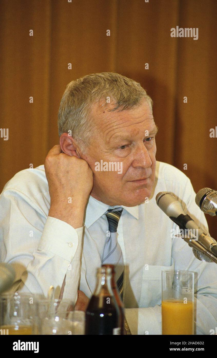Warszawa 07,1988. Przygotowania do wizyty sekretarza generalnego Komunistycznej Partii Zwi¹zku Radzieckiego Michai³a Gorbaczowa w Polsce (11-16.07.1988). Konferencja prasowa sekretarza Komitetu Centralnego Polskiej Zjednoczonej Partii Robotniczej Mieczys³awa Rakowskiego w Centrum Prasowym Polskiej Agencji Interpress. wb PAP/Grzegorz Rogiñski Dok³adny dzieñ wydarzenia nieustalony. Varsavia luglio 1988. Preparativi per la visita del Segretario Generale del Partito Comunista dell'Unione Sovietica Mikhail Gorbachev in Polonia (11-16 luglio 1988). Nella foto: Conferenza stampa del segretario del C. Foto Stock