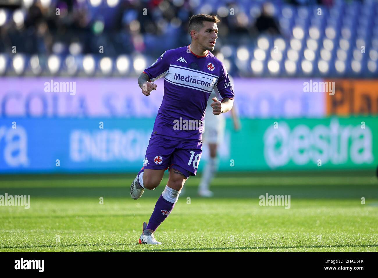 FIRENZE, ITALIA - DICEMBRE 11: Lucas Torreira dell'ACF Fiorentina in azione durante la Serie A match tra ACF Fiorentina e US Salernitana a Stadi Foto Stock