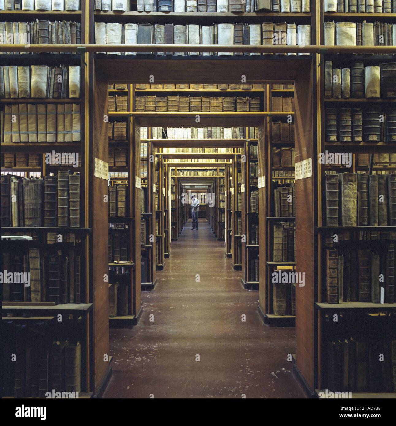 Wroc³aw 10,1988. Uniwersytet Wroc³awski. Biblioteka Uniwersytecka. Magazyn starodruków. js PAP/Tomasz Pra¿mowski Dok³adny dzieñ wydarzenia nieustalony. Wroclaw, ottobre 1988. Università di Wroclaw. Biblioteca universitaria. Nella foto: Un negozio di libri antichi. js PAP/Tomasz Prazmowski giorno evento sconosciuto Foto Stock