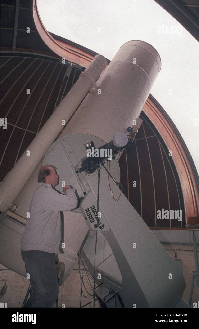 Toruñ 10,1988. Uniwersytet Miko³aja Kopernika. Katedra Radioastronomii. teleskop Schmidta Cassegraina o œrednicy zwierciad³a 90 cm. js PAP/Jan Morek Dok³adny dzieñ wydarzenia nieustalony. Torun Ottobre 1988. L'Università Nicolaus Copernicus. Un laboratorio dell'Istituto di Radioastronomia. Nella foto: Un telescopio Schmidt Cassegrain con lo specchio da 90centimeter mm. js PAP/Jan Morek Data evento sconosciuta. Foto Stock